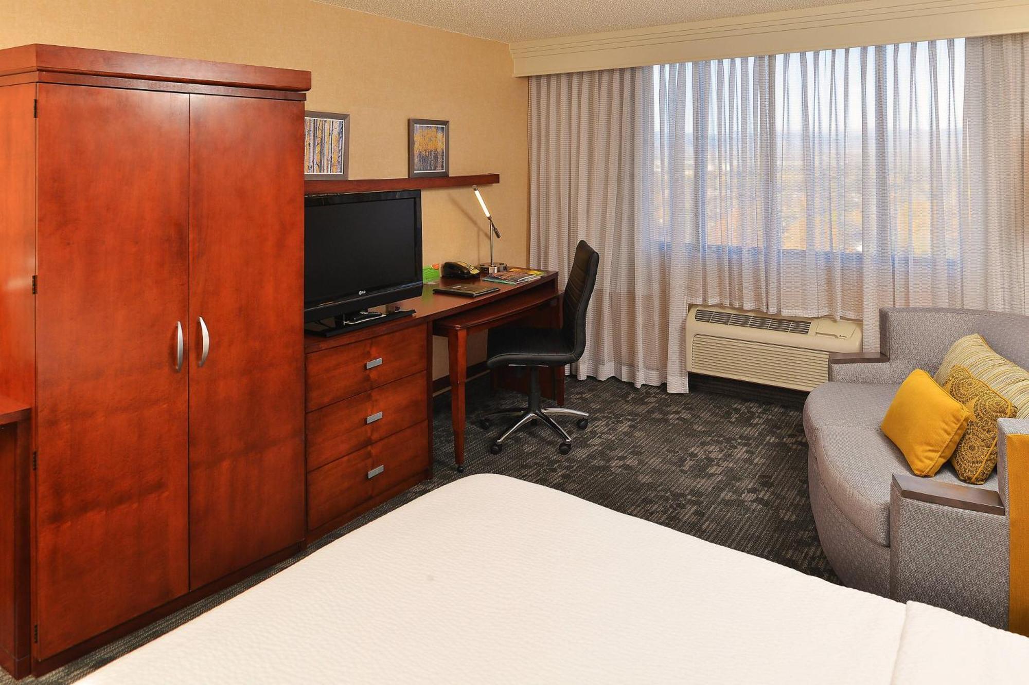 Courtyard By Marriott Denver Cherry Creek Exterior photo