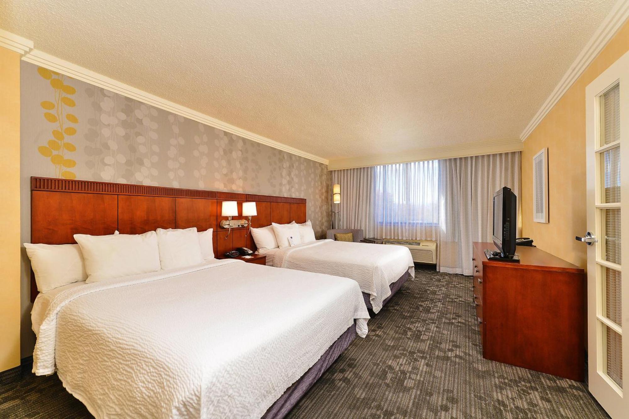 Courtyard By Marriott Denver Cherry Creek Exterior photo